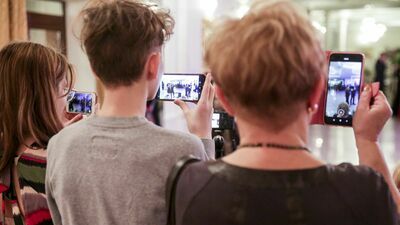 Rząd chce przejąć pieniądze 15 milionów posiadaczy telefonów komórkowych