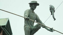 Balansująca rzeźba zdobi Stare Miasto od trzech lat. Niedługo będzie je zdobić jeszcze bardziej