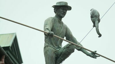 Balansująca rzeźba zdobi Stare Miasto od trzech lat. Niedługo będzie je zdobić jeszcze bardziej