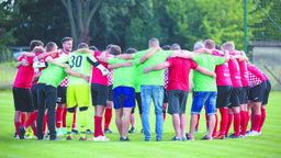 Błękit Cyców nazywany jest w „okręgówce” FC Hollywood, bo jest w nim zdecydowanie najwyższe stężenie gwiazd: Grzegorz Bronowicki, Sergiusz Prusak, Veljko Nikitović i Karol Zawrotniak, wokalista grupy Defis