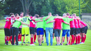 Błękit Cyców nazywany jest w „okręgówce” FC Hollywood, bo jest w nim zdecydowanie najwyższe stężenie gwiazd: Grzegorz Bronowicki, Sergiusz Prusak, Veljko Nikitović i Karol Zawrotniak, wokalista grupy Defis
