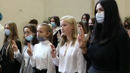 Społeczność I LO w nowym roku szkolnym tworzy: 725 uczniów w 25 klasach, 77 nauczycieli oraz ponad 20 pracowników niepedagogicznych