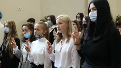 Społeczność I LO w nowym roku szkolnym tworzy: 725 uczniów w 25 klasach, 77 nauczycieli oraz ponad 20 pracowników niepedagogicznych