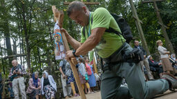 Z wiarą, na kolanach. Pielgrzymi na Świętej Górze Grabarce