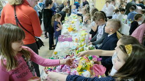 Jeden z kiermaszów "Anioły Karoli" w Szkole Podstawowej nr 16 w Lublinie