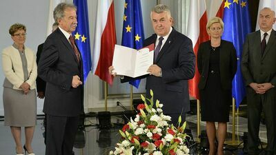 Sławomir Zawiślak (z prawej) odbiera zaświadczenie o wyborze na posła