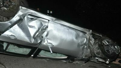 Opel staranował 30 metrów płotu i dachował