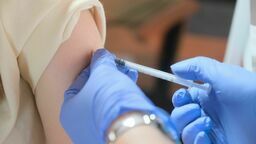 Szczepienia przeciw COVID-19. Od dzisiaj niektórzy pacjenci i medycy mogą zapisywać się na przypominającą dawkę