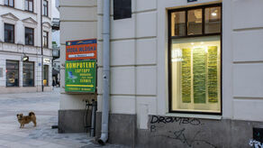 Skręcając z deptaka w ulicę Staszica, łatwo przegapić tę jedną z najmniejszych galerii świata. Podpowiadam: patrzymy w pierwszą witrynę kamienicy pod numerem 2, należącą do zakładu fotograficznego Kodak Express. Już dziś wieczorem pojawi się tam coś nowego