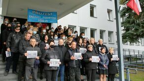 Niewidzialne serce formacji przestaje bić – kartki z takim napisem mieli ze sobą pracownicy komendy miejskiej, którzy w piątek wzięli udział w cichym proteście