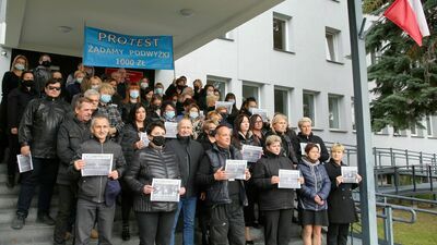 Niewidzialne serce formacji przestaje bić – kartki z takim napisem mieli ze sobą pracownicy komendy miejskiej, którzy w piątek wzięli udział w cichym proteście