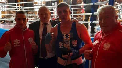 Dawid Litke (pierwszy z lewej) i Karol Pawlina (drugi z prawej) w towarzystwie swojego trenera, Andrzeja Głąba (pierwszy z prawej)

