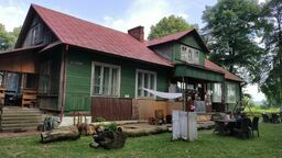 Budynek, w którym działa Etno Roztocze zachował oryginalny klimat, co samo w sobie przyciąga uwagę