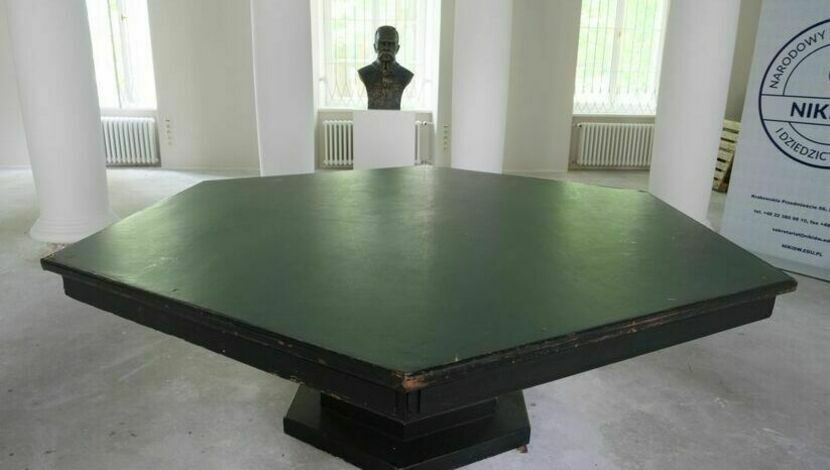 Charakterystyczny, sześciokątny stół od stu lat jest w Sali Kolumnowej puławskiego pałacu