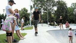 Skatepark w Puławach. Młodzież z gminy Puławy dojeżdża tam, żeby pojeździć na deskorolkach