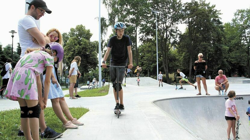 Skatepark w Puławach. Młodzież z gminy Puławy dojeżdża tam, żeby pojeździć na deskorolkach