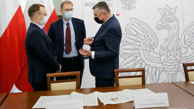 Z prawej Lech Sprawa, a na stole leżą gazetki promujące szczepienia 