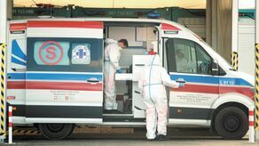 Wojewoda wyjaśnia, że w przypadku poważniejszych zachorowań trzeba liczyć się z dłuższymi podróżami