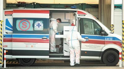 Wojewoda wyjaśnia, że w przypadku poważniejszych zachorowań trzeba liczyć się z dłuższymi podróżami