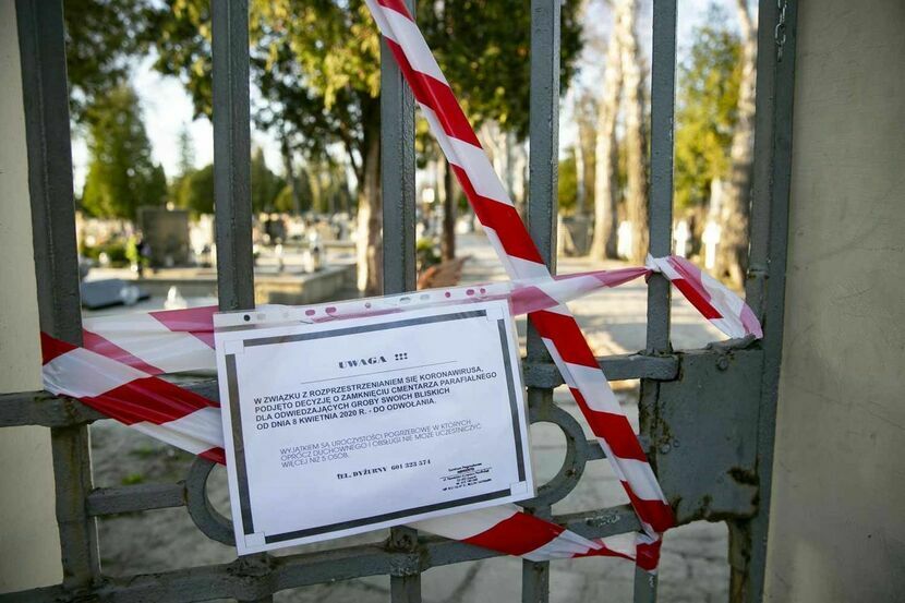 Zamknięty cmentarz w Zamościu w 2020 roku