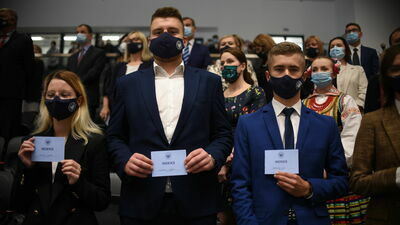 Łukasz Kurek (w środku) dostał się na pierwszy rok farmacji na Uniwersytecie Medycznym w Lublinie. Liczy, że nie trzeba będzie wracać do nauki zdalnej