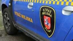 Strażnicy miejscy nie muszą już legitymować się wyższym wykształceniem. Mimo braku tego wymagania, liczba chętnych do pracy w tej formacji jest znikoma