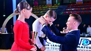 Hania i Leon podczas treningu swojej grupy w Szkole Tańca Zamek