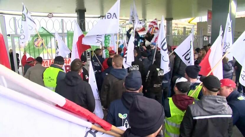 Rolnicy z Agrounii protestowali przed siedzibą Anwilu we Włocławku. Nie wykluczają podobnej akcji w Puławach