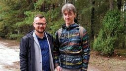 "Już wcześniej udało mi się ustalić, że stare zdjęcia mojego dziadka były zrobione właśnie w obozach jenieckich niedaleko Białej Podlaskiej". Na zdjęciu Grzegorz Siemakowicz (z lewej) i Christian Kasners