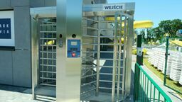 Bramki przy wejściu do Parku Avia w Świdniku. Czy podobne pojawią się przed szkołami?