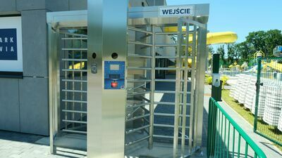 Bramki przy wejściu do Parku Avia w Świdniku. Czy podobne pojawią się przed szkołami?