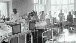 Dr Peter w sali chorych oddziału położniczo-ginekologicznego