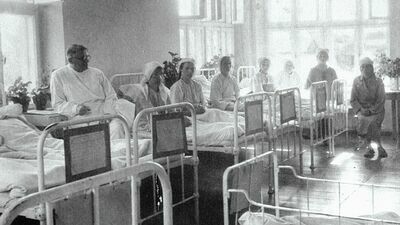 Dr Peter w sali chorych oddziału położniczo-ginekologicznego