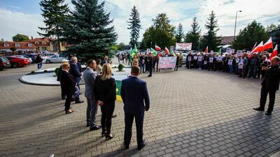 W trakcie konferencji pod Urzędem Gminy pikietowali mieszkańcy sołectw, które mają być przyłączone. - Naszej gminy nie oddamy – krzyczeli przekrzykując wuwuzele i syreny.