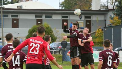 Piłkarze Sygnału Lublin (w bordowych strojach) wyraźnie obniżyli swoje loty

