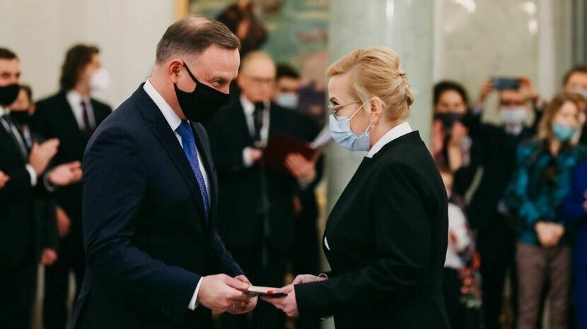 Anna Moskwa odbiera ministerialną nominację z rąk prezydenta Andrzeja Dudy.