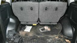 Mąż razem z bratem pojechali do domu nowego partnera kobiety, zapakowali kobietę do bagażnika samochodu i odjechali