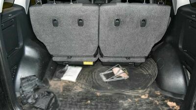 Mąż razem z bratem pojechali do domu nowego partnera kobiety, zapakowali kobietę do bagażnika samochodu i odjechali