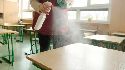 Powoli, ale regularnie rośnie liczba szkół, w których odnotowuje się zakażenia COVID-19