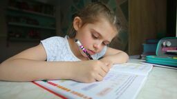 Zdaniem psychologa, jeżeli chodzi o grupę dzieci i młodzieży, problem tkwi głównie w systemie edukacji i podejściu rodziców.