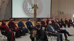 Inauguracja roku na Uniwersytecie Medycznym. Minister Czarnek przyjechał z czekiem [zdjęcia]