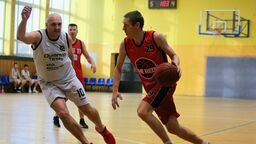 Marek Lejko (z piłką) to jedna z gwiazd drużyny The Reds Iglo-Klima, jak i całej Konferencji B

