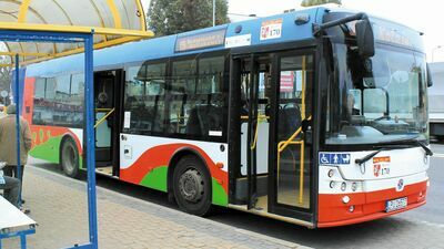 Seniorzy muszą mieć elektroniczne bilety i je „kasować, choć podróżują gratis. Przewoźnik tłumaczy, że to konieczne do ewidencji i rozliczeń z miastem