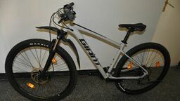 Rower czeka na właściciela w komendzie policji w Parczewie