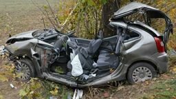 Samochód roztrzaskał się na drzewie. Zakleszczonych ludzi wydobywali strażacy