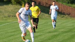 Krystian Kobus (w białym stroju) w sobotę zdobył aż trzy bramki