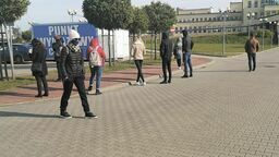 Kolejka czekających na wymaz przed punktem w Łęcznej