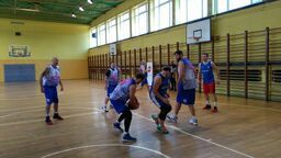 4-te Piętro (błękitne stroje) są liderem rozgrywek Pod koszami Dziennika Wschodniego im. Andrzeja Wawrzyckiego