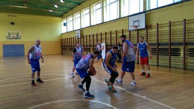 4-te Piętro (błękitne stroje) są liderem rozgrywek Pod koszami Dziennika Wschodniego im. Andrzeja Wawrzyckiego