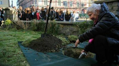 Przy III LO w Lublinie zakopali kapsułę czasu. Co jest w środku?